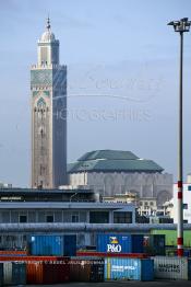 Image du Maroc Professionnelle de  Le port et la ville de Casablanca au premier plan les cales du môle Tariq et les quais pour conteneurs gérés par les services de l'ODEP, au fond la mosquée Hassan II avec son le plus haut minaret du monde. 31 Décembre 2003. (Photo / Abdeljalil Bounhar)